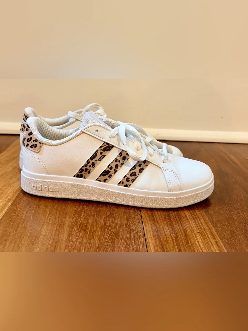 adidas Grand Court 2.0 Shoes in Cloud White / Magic Beige / Matte Gold - Girls